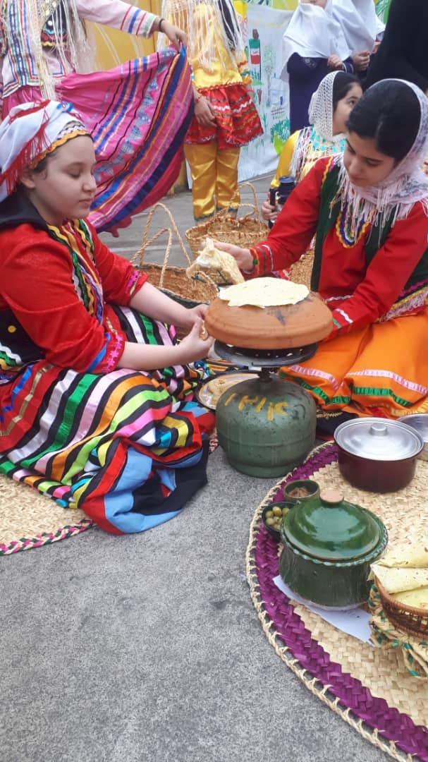 نمایشگاه غذاهای محلی دانش آموزان باران اندیشه به مناسبت روز رشت